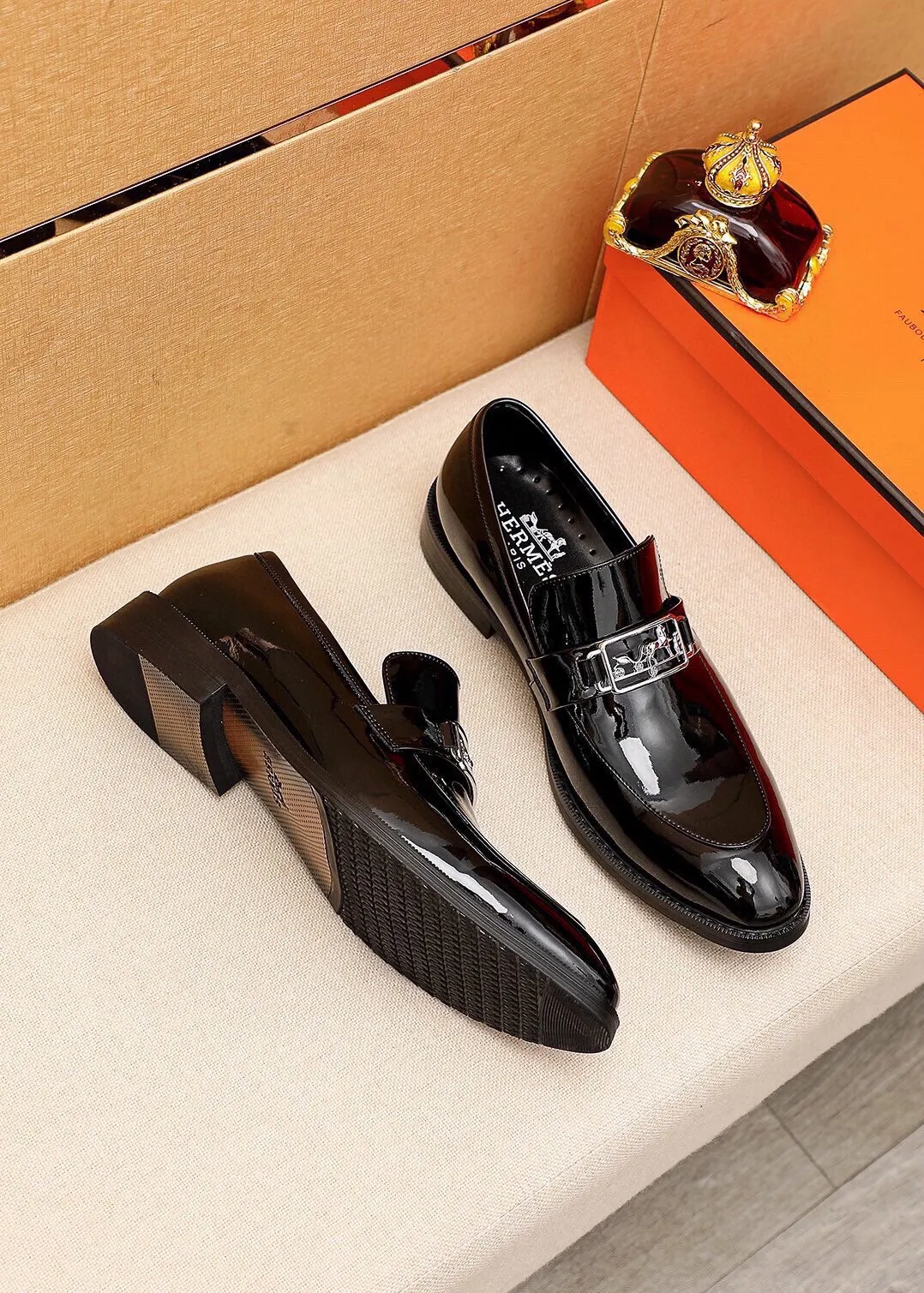 Men's shoes 💰480 💐 Product trademark: HERMES "Hermès" casual leather shoes Regular size: 38-44 (45🉑️customized) Product materials: Selected imported first-layer open-edge beaded cowhide upper + classic hardware buckle, imported water-dyed 🐂 cowhide lining. Strong three-dimensional visual effect, non-slip and wear-resistant combination outsole Color: 2⃣️colors available